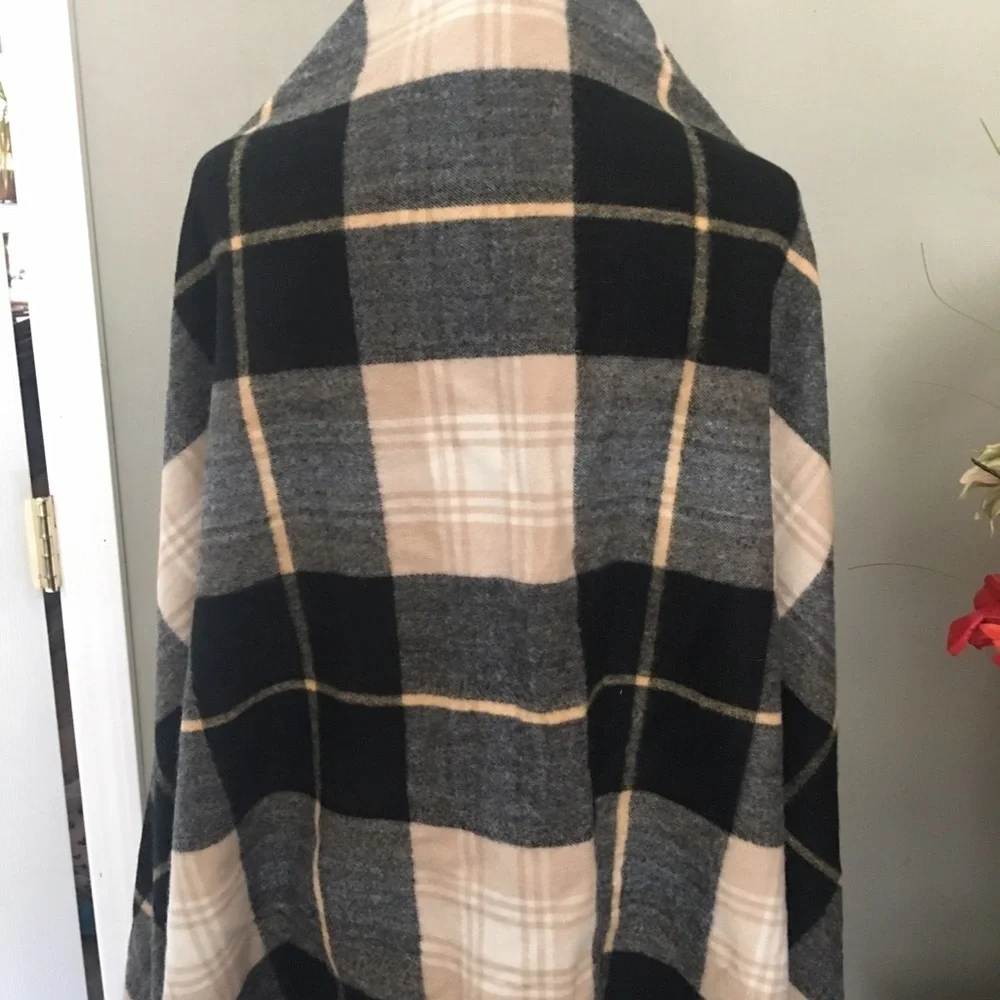 Hollister men’s scarf with fringe. NWOT. Plaid print. Very soft. Winter.